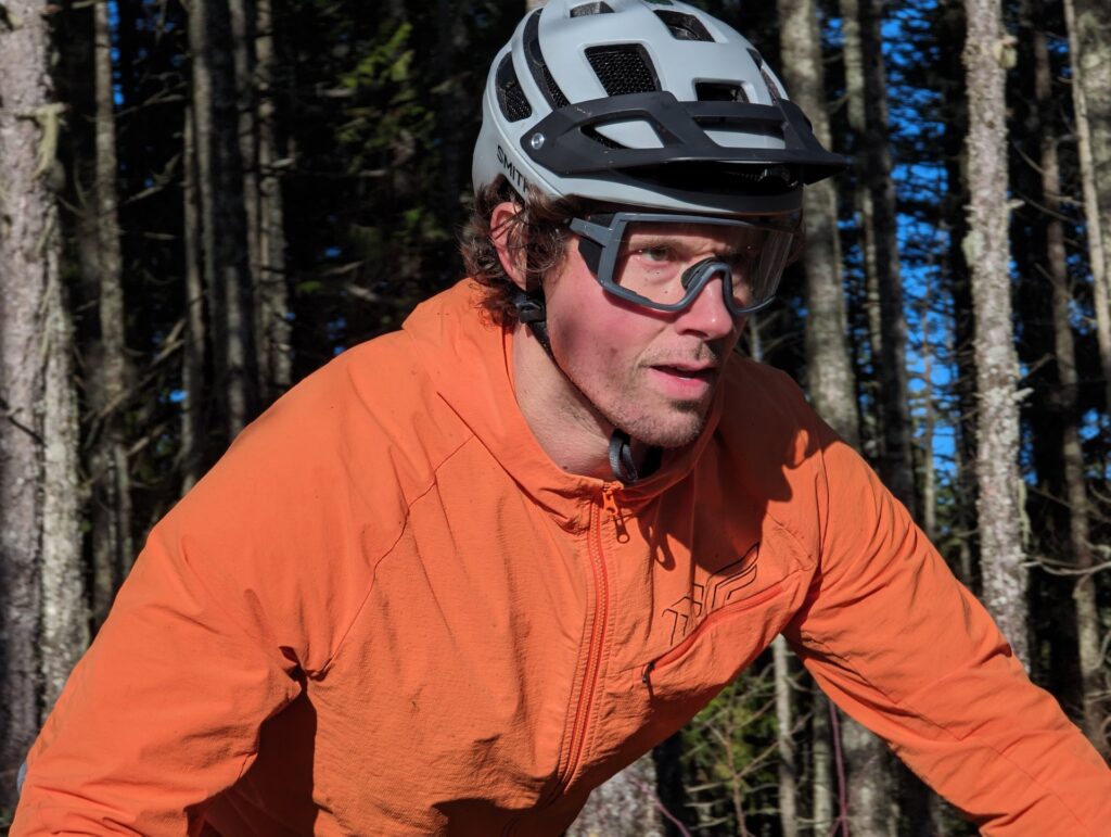 Sportbril met meekleurende glazen tijdens fietsen in wisselend licht